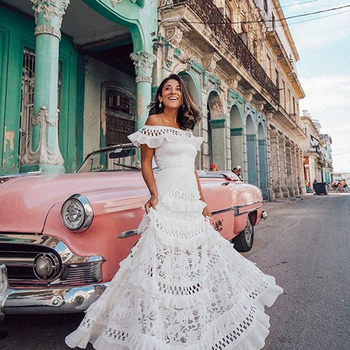 Vestido Largo De Encaje Grande Con Volantes Y Aberturas