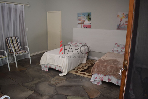 Construcción Tradicional De Ladrillo Por Fuera, Piedra Por Dentro Y Techo De Tejas-ref:37762