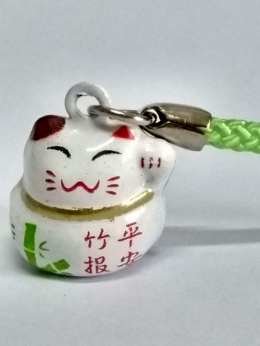 Imagem 3 de 3 de Chaveiro Maneki Neko C/ Guizo Pingente P/ Celular Ref-f Novo