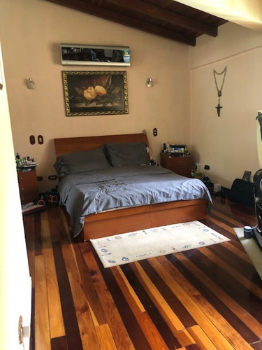 En Venta Bella Casa 563m²t Y 440m² C-5h+4b+1hs+1bs+piscina- T. Club Hipico