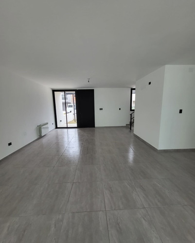 Imagen 17 de 21 de Duplex En Venta De 3 Dormitorios, Galeria Cubierta Con Asador, Cochera Doble