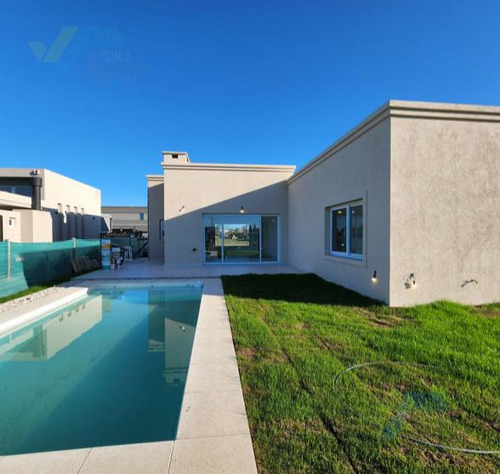 Casa Con Pileta De Construccion Tradicional - San Ramon Pilar Del Este