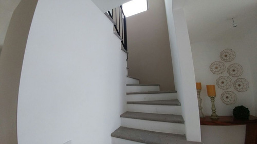 Juriquilla San Isidro, 3 Recamaras, Sala Tv, Pasillo De Servicio, Jardín Trasero