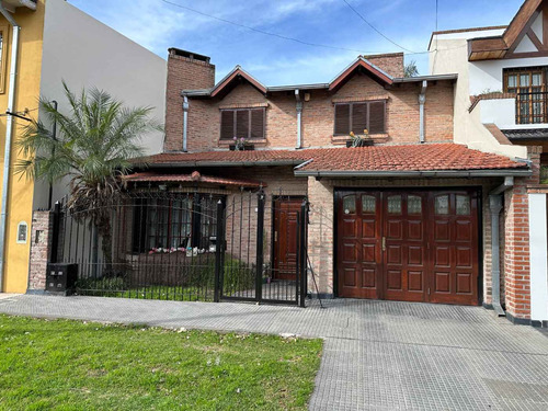 Hermosa Casa 4 Amb Con Cochera Y Patio En Castelar