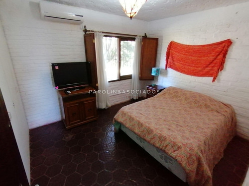 Casa De 5 Dormitorios En Pinares, Punta Del Este- Ref: 2705