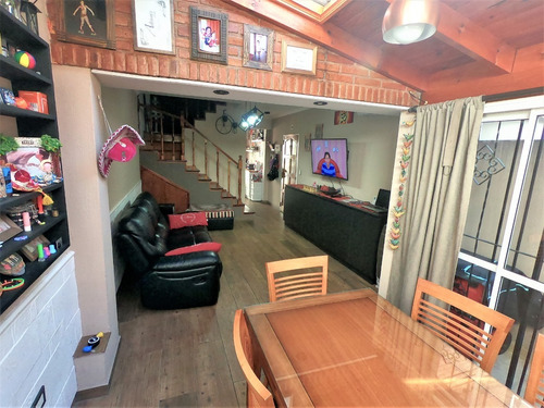 Triplex 108m2 Living, Comedor, Toilette, Cocina, Quincho (c/lav), Patio(c/parr), 3 Dor Y Baño. Video