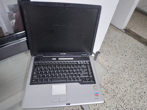 Laptop Toshibasatellitea50 Vieja, Fuerte, Útil Y Funcionando