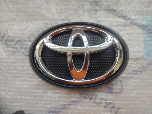 Emblema Parrilla Toyota Hilux 17-19 75310-0k010 Detalle 