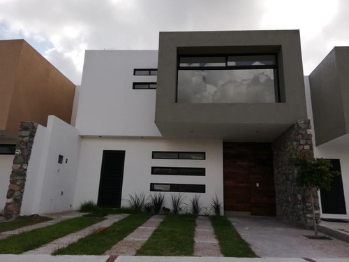 Hermosa Casa En Cañadas Del Arroyo, Doble Altura, Jardín, Es