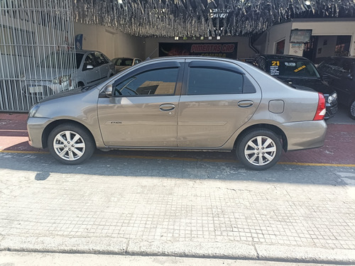 Toyota Etios Sedán 1.5 X Plus 16v Aut. 4p