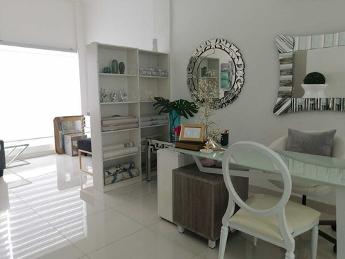 Local Comercial En Alquiler De 35 M2 En El Ens. Quisqueya, 3er Nivel