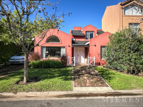 Muy Linda Casa En Venta En El Barrio Jacarandá