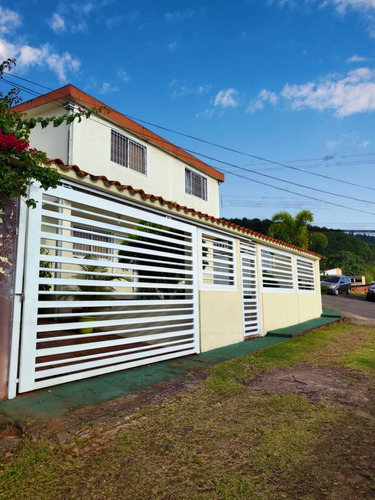 Hermosa Casa Mas Apartamento Pie De Calle San Cristobal Tachira Cueva Del Oso Libre De Racionamiento Luz Y Agua Financiamiento Financiado