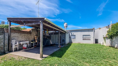 Casa 3 Ambientes Venta Lobos Con Jardin Y Quincho