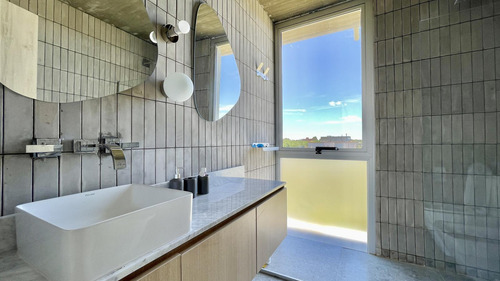 Retasada Casa En Naudir Al Lago Central En Venta - Con Diseño, Hormigon Visto, Piscina