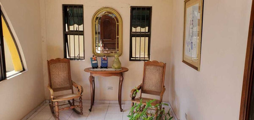 Vendo Amplio Local Comercial En Zona Universitaria.