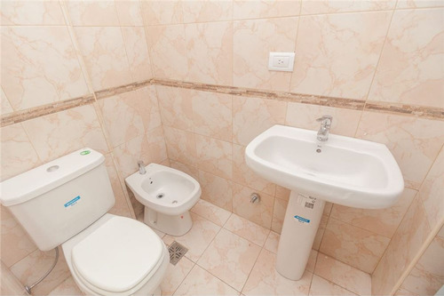 Venta 2 Ambientes Con Amplio Patio. Bajas Expensas