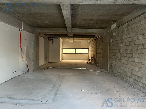 Importante Local Comercial De 115 M2