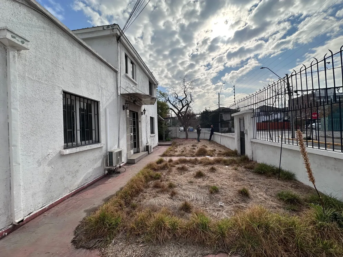 Imagen 3 de 25 de Casa Comercial En Esquina | 736 M2 De Terreno | Providencia