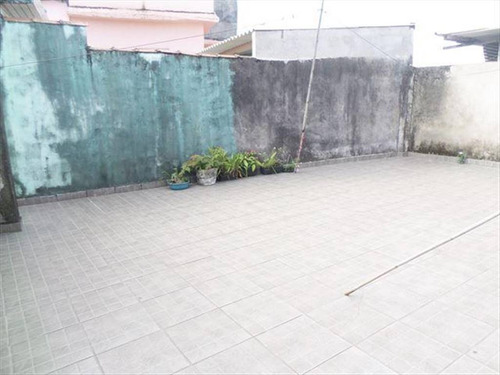 Imagem 1 de 23 de Ambientes Amplos, Arejados, Quintal, Jardim, Localizado Em Rua Que Não Enche, Proximo Do Centro De São Vicente. - Hm2207