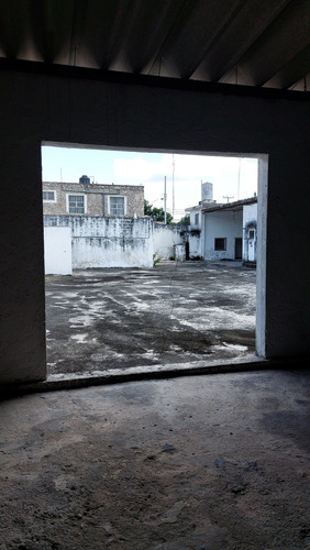 Bodega Comercial Con Amplio Patio De Maniobras ,en El Centro De Merida