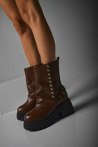 Bota Marrón Chocolate Caña Volcada Arrugada Tacha Plataforma