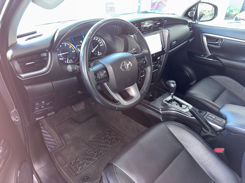 Toyota Hilux SW4 2.8 D-4D TURBO DIESEL SRX 7L 4X4 AUTOMÁTICO