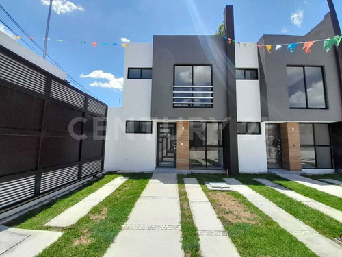 Casa Nueva En Venta, Con Recámara En Planta Baja En San Isidro Castillotla