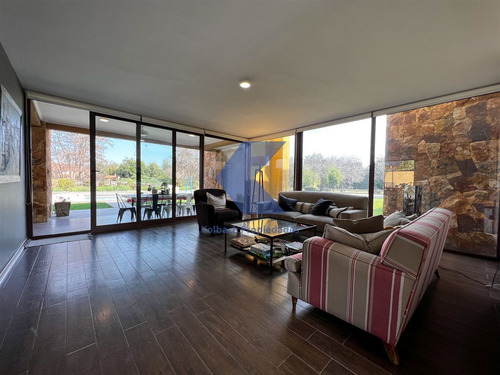 Casa En Venta De 7 Dorm. En Condominio Brisas De Chicureo