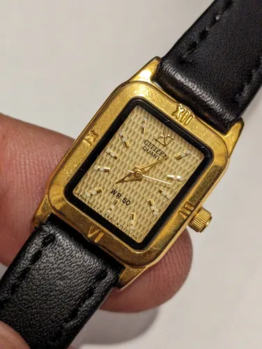 Reloj citizen cuadrado dorado new arrivals