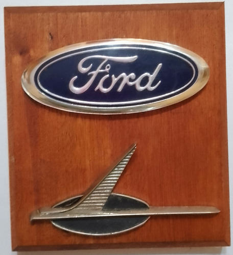 Logo Ford E Insignia Halcón De Falcon En Base De Madera