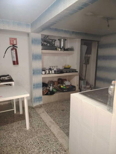 Renta De Local Comercial En Av. Lago De Guadalupe, Con Departamento Incluido