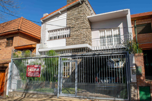 Casa De 4 Ambientes Con Cocheras En Venta En La Lucila