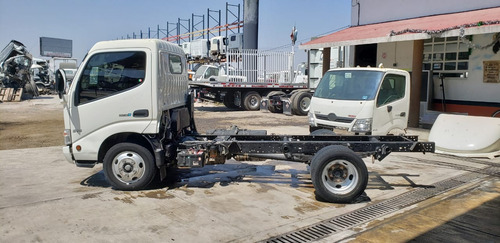 Imagen 3 de 12 de Hino 300 514 Modelo: 2015 (ojo Por Partes) No Venta Completo