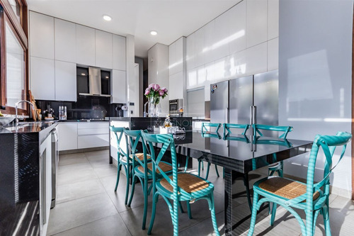 Casa En Venta De 6 Dorm. En Lo Barnechea