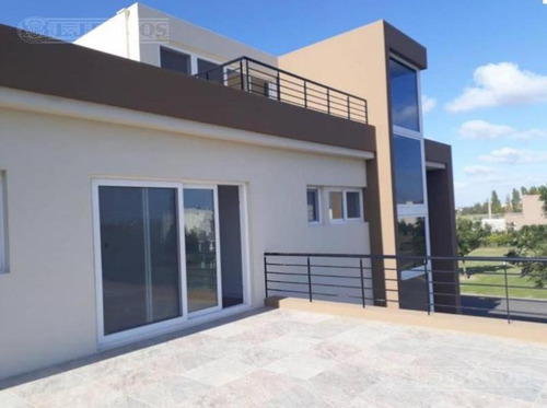 Imagen 4 de 9 de Casa En Venta En El Golf