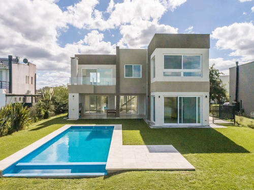 Imagen 2 de 17 de Casa En Alquiler Barrio Canton Norte Estilo Moderno Con Jardín, Pileta Y Laguna