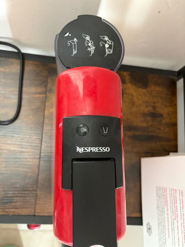 Minicafetera Nespresso Essenza Roja + Aeroccino 3 110 V Rojo