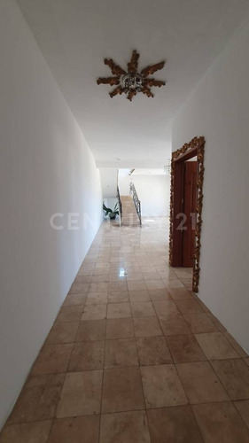 Exclusiva Propiedad Con Vista Panorámica, Ubicada En Fraccionamiento Privado