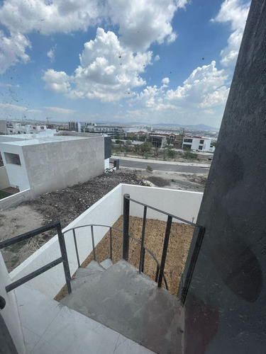 En Venta | Espectacular Casa En Privada Con Casa Club, Nuevo Refugio, Querétaro
