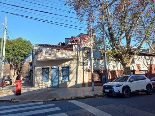 Venta Casa Lote Propio Con Garage Cubierto Y Local En Esquina 2 Plantas Con 2 Terrazas Tiene 166 M2 Cubiertos. A 3 Cuadras Parque Sarmiento Y Av Balbin, 4 Cuadras Av Gral Paz Y A 3 Cuadras Av Parque