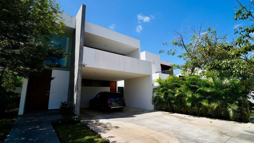 Casa En Venta En Mérida. Priv. Parque Natura En Esquina Y Alberca, Con Paneles