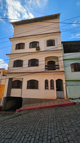 Prédio Com Três Apartamentos Por R$650.000,00