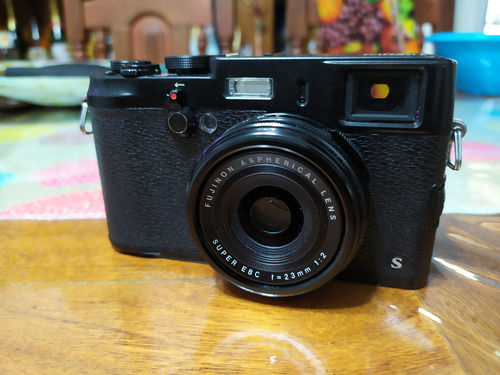 Fujifilm X100F compacta color negro