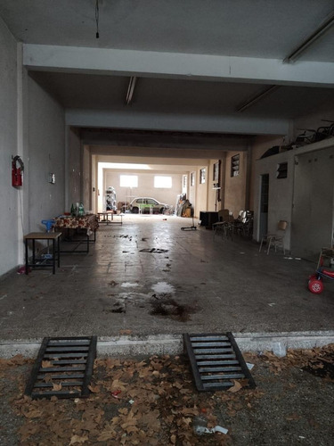 Imagen 11 de 15 de Galpón Con Casa Al Contrafrente Y Departamento En Pa