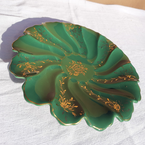 Prato Decorativo Cerâmica Verde Detalhes Florais Dourados