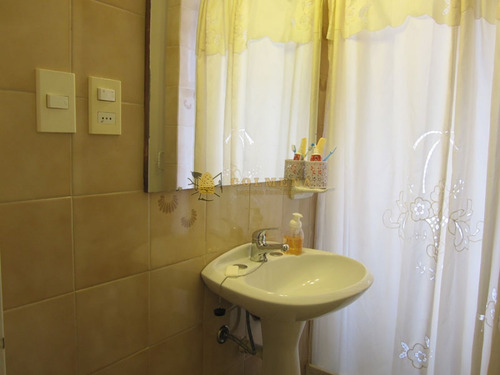 Apartamento En Muy Buena Ubicacion, De 2 Dor, 2 Baños Con Balcon Con Parrillero Con Linda Vista. Consulte!!!!!!!!- Ref: 1991