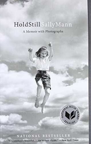 Hold Still: A Memoir With Photographs, De Sally Mann. Editorial Back Bay Books, Tapa Blanda En Inglés, 0000