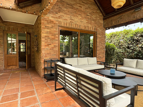 Casa Chilena | 5 Dormitorios + Estar Y Servicio