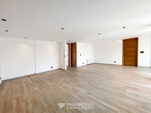 Moderna Y Espaciosa Casa Con Piscina, Jardín Y Quincho